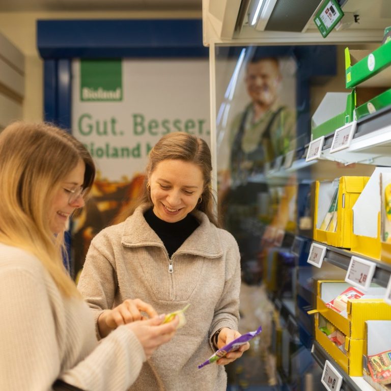 Einkaufsberatung Dresden Zwei Frauen betrachten Produkte in einem Supermarkt.